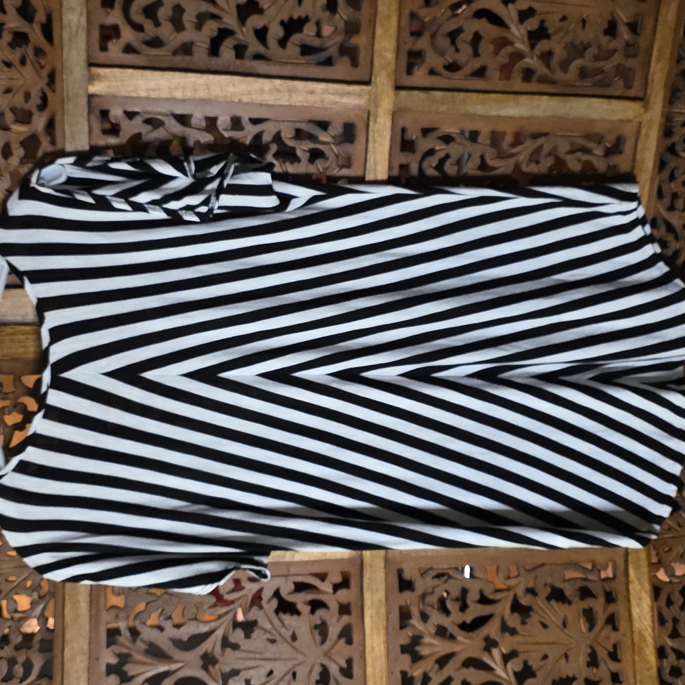 Jones New York Monochrome Striped V-Neck Tee - Picture 5 of 5